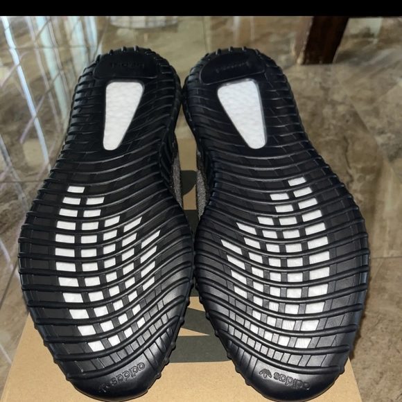 Yeezy 350 - Picture 2 of 8